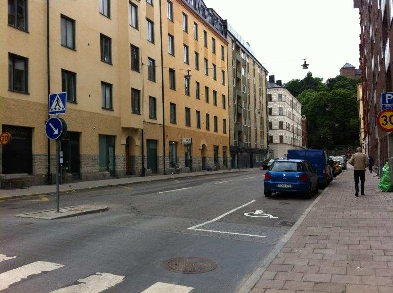 3.5 Nulägesanalysens slutsatser Idag bor knappt 20 000 personer i upptagningsområdet för handel runt Valhallavägen. I Stockholms innerstad är konkurrensen intensiv.