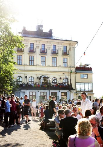 FOTBOLLS-EM Utvalda matcher Vi vet att en stor del av vår kära Södranpublik har ett brinnande intresse för fotboll, såväl som för kultur.