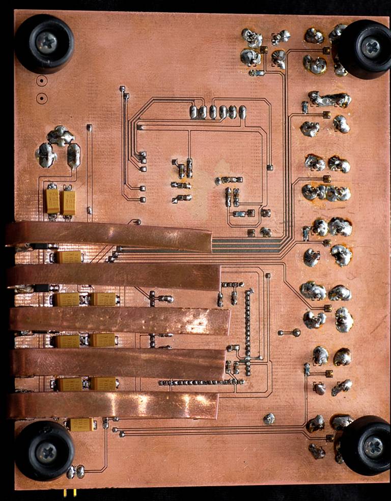 Pcb Testbed for a semi-full-custom mixed signal ASIC För att testkortet ska vara så enkelt som möjligt att använda har vi valt att endast ansluta en spänningskälla och utifrån denna dela upp till de