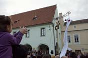 4 Sibiu - Tânăr din 1191 11 2 Clădirea este cea mai impozantă dintre casele de breaslă din Piaţa Mică, fiind atestată prima dată în 1370.