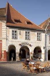 12 Sibiu - Tânăr din 1191 5 În imediata apropiere găsim Muzeul de Istorie a Farmaciei (5) 5 (Piaţa Mică, nr. 26).