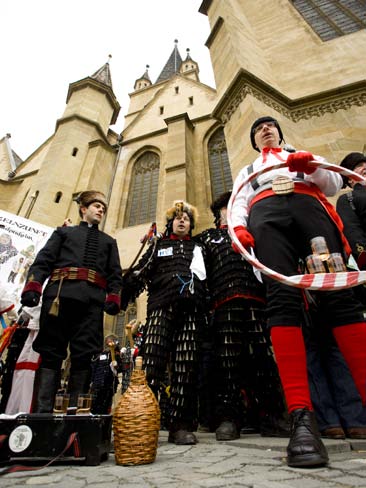 24 Sibiu - Tânăr din 1191 Februarie Carnavalul Lolelor Vechi obicei săsesc, carnavalul reuneşte toate breslele meşteşugăreşti din localitatea sibiană Agnita.