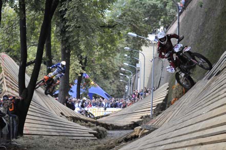 30 Sibiu - Tânăr din 1191 IULIE RedBull Romaniacs, raliul internaţional de Hard Enduro Evenimentul se bucură de un real succes ajungând în 2008 la 220 de sportivi de pe 5 continente şi peste