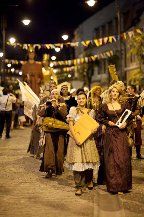 32 Sibiu - Tânăr din 1191 august Festivalul Medieval Cetăţi Transilvane Timp de trei zile cetatea Sibiului este transformată într-o veritabilă piaţă medievală, animată de spectacole de dans şi de
