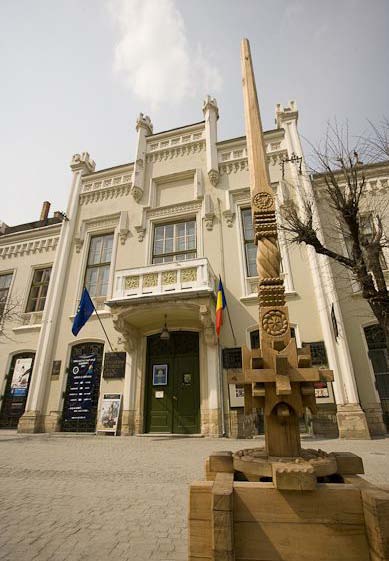 Sibiu - Tânăr din 1191 41 cembrie 2007 a fost deschisă cea mai modernă expoziţie de istorie naturală din România.