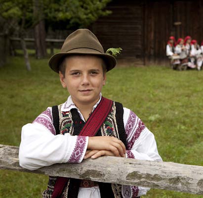 Sibiu - Tânăr din 1191 49 Ocna Sibiului Staţiune balneară construită în jurul unor lacuri naturale cu salinitate mare, este un loc ideal pentru relaxare, pentru soare, baie şi cure terapeutice cu