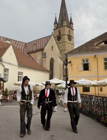 8 Sibiu - Tânăr din 1191 Pe urmele breslelor 1 Sibiul este într-adevăr magic. Pentru cei care îl locuiesc, pentru cei care îl vizitează, pentru cei care îl citesc, învaţă sau îl descoperă.