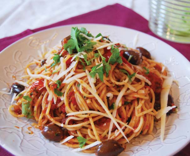 PASTA PUTTANESCA MED OLIVER RECEPT Ca min port pasta vitlöksklyftor ½ gul lök burk sardeller ½ chilipeppar, urkärnad msk olivolja* burk hela skalade tomater msk tomatpuré* ½ dl vatten* tsk torkad