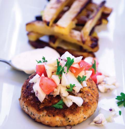 LAXBIFFAR MED FRITES, KÅLSALLAD OCH VÄSTERBOTTENSDIP RECEPT Ca 0 min Frites bakpotatisar, ca 800 g Olivolja* Salt* Biffar 00 gram tinad laxfilé ½ påse västerbottensost skalad vitlöksklyfta ½ kruka