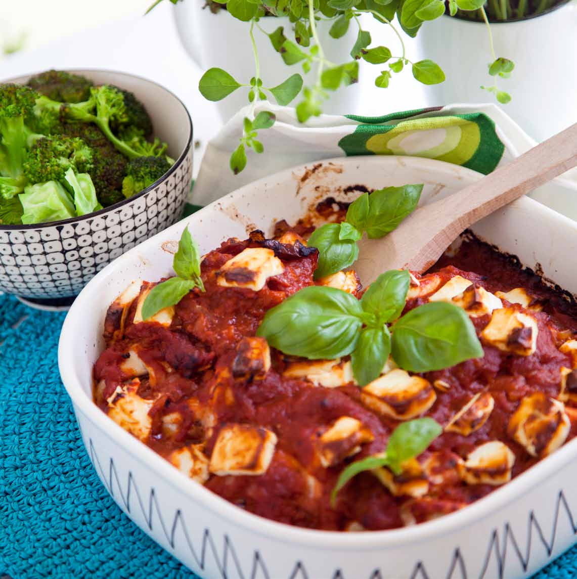 Fetaostfylld kyckling i tomatsås med ris och broccoli Ca 45 min Kyckling 700 gram tinad tvådelad kycklingfilé ½ pkt fetaost Tandpetare* Tomatsås gul lök tsk torkad oregano* nypa socker* tsk röd