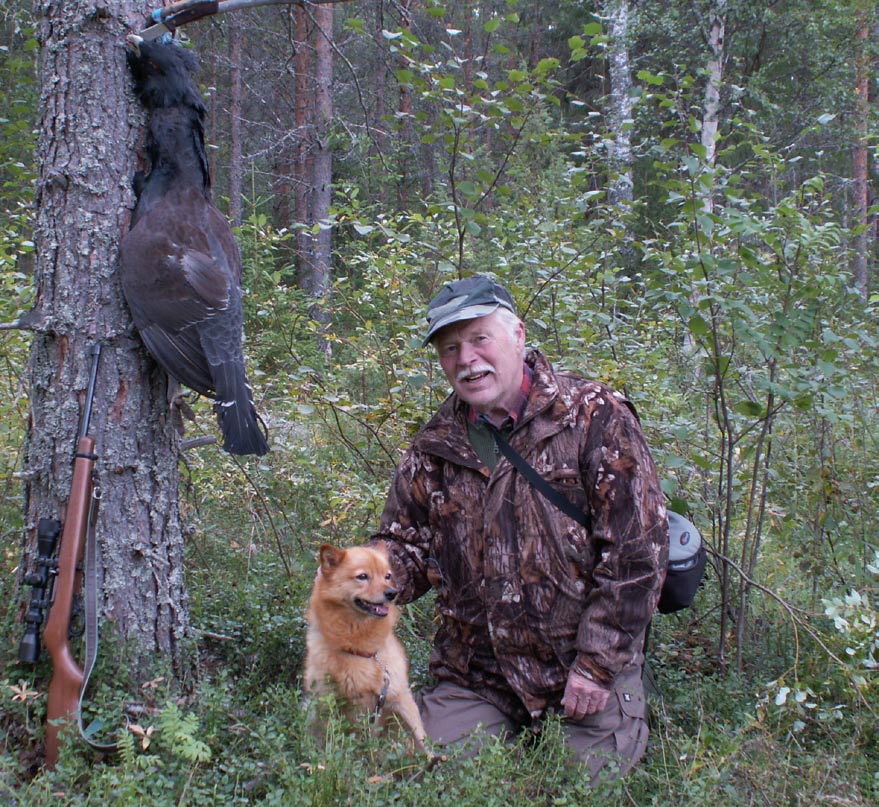 Ledare forts... uppe i Västansjö. Jorma och Seppo var redan på plats och det luktade nykokt kaffe när vi klev in. Framåt kvällen var vi överens att moment sök och förföljandet skall ändras.