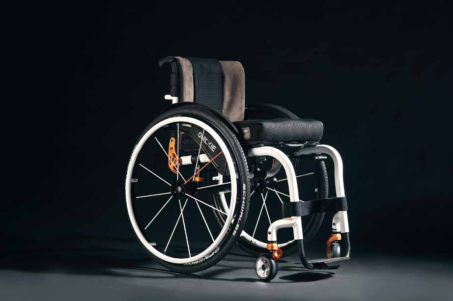 Helium med fast svetsad ryggvinkel och fast bakre sitthöjd Helium är den lättaste ädelgasen och också den lättaste, inställbara rullstolen för aktiva vuxna, med en vikt från knappt 6 kg* Helium med
