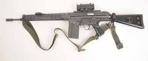 2.2 Handhavande av tillbehör Vapenrem 10 (M4800-751509) Vapenremmen är av flerfunktionsmodell tillverkad i syntetmaterial. Vapenremmen möjliggör att vapnet bärs på bröstet, på ryggen eller i slinga.