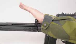 1. Kontrollera att vapnet är säkrat (omställaren på läge S). Se och känn. 2. Kolven kläms fast mellan arm och kropp vrid vapnet så att magasinsstyrningen kommer åt vänster. 3.