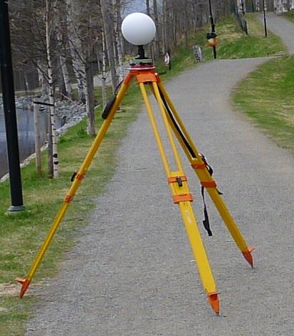 Figur 4. T.v. trefotsfäste och t.h. ett referensobjekt/sfär monterat på stativ. Laserskanning med Faro Focus 3D S Skanning har genomförts med en laserskanner av märket Faro Focus 3D S.