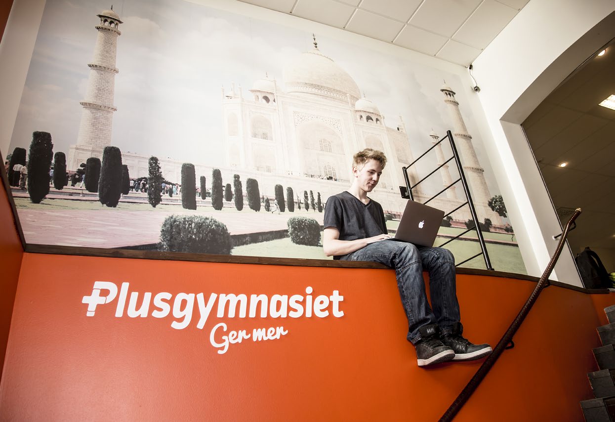 IT Dator arbetssätt Hos oss har alla elever tillgång till en dator eller surfplatta beroende på program.