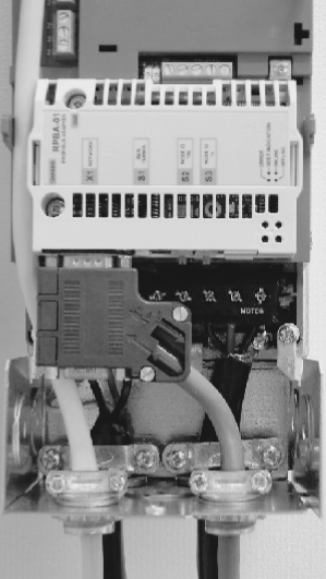 254 ACS550-02/U2 Användarhandledning Mekanisk och elektrisk installation IFB VARNING! Inga omkopplingar får göras medan frekvensomriktaren är spänningssatt.