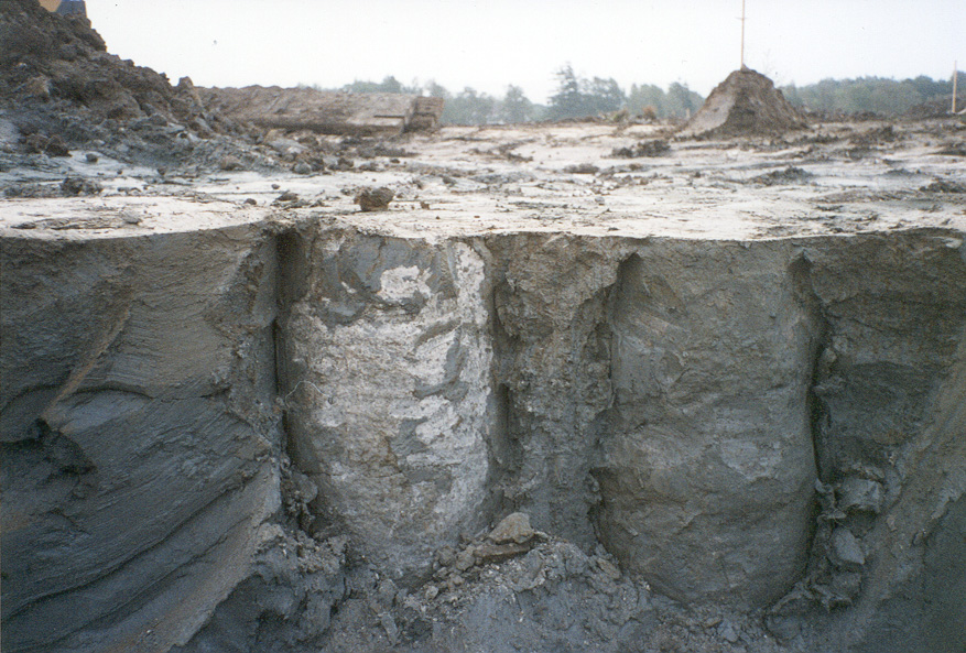 Kalkcementpelare Dry Deep Mixing Utvecklades parallellt i Japan och Sverige under 1970-talet Torrt bindemedel som distribueras med tryckluft Utnyttjar vattnet i jorden för hydratation Pelare av