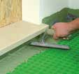 VATTENTÄTNING AV OMKRETSEN Stryk ut tätningsmassan längs med omkretsen i närheten av vägg- och golvkanterna: Stryk ut tätningsmassan både på väggen och på membranet i delar om cirka 0 cm bredd.