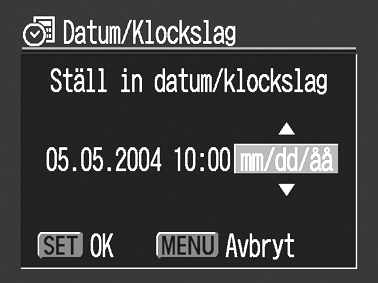 5 6 7 Ställa in datum och klockslag. Välj ett fält (år, månad, dag, timme, minuter eller datumformat) med knappen eller. Byt värde med knappen eller. Tryck på knappen SET. Inställningen är färdig.