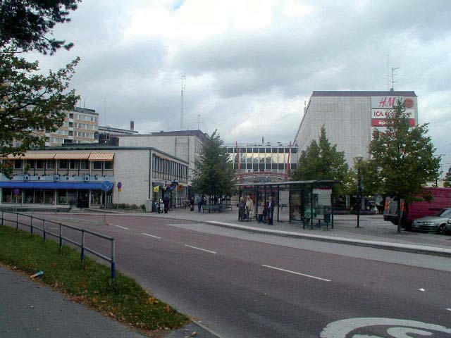 När det gäller utomhusmiljöerna pågår ett arbete som innebär att en stadspark kommer att anläggas väster om centrumbyggnaden, upprustning av gator samt utveckling av busstationen i tävlingsområdets