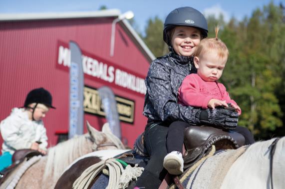 10-årsjubileum Årets stora händelse på klubben var vårt 10-årsjubileum då vi firade 10 år på vår alldeles egna hästgård Solberg! Dagen till ära strålade solen från en klarblå himmel.