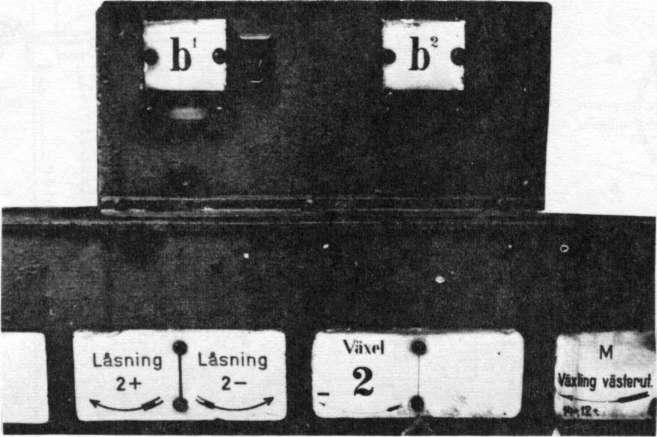 - 122 - SJH 325-1 Skall dvärgsignalen även kunna visa signalen "kör varsamt" enligt Säo fig 5d 9 anordnas på vevapparaten ett särskilt kontrollås, som vid låsning ger nämnda signalbild (sid119).