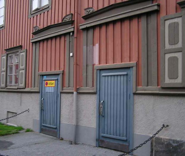 Längs Ankargatan fanns det en gång garage, något som syns tydligt på den breda inramningen och