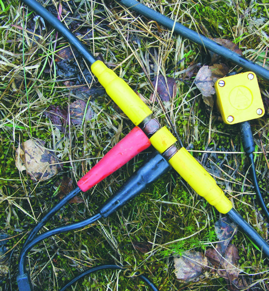 9 Mätning med markradar på is. Närbild av en geofon installerad mot mark och kabel för mätning av seismik.