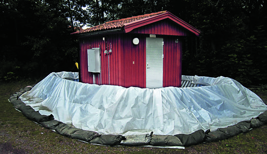 MSB:s översvämningsbarriärer efterfrågades vid flera tillfällen under 2012, bland annat för att som på bilden skydda en kommunal pumpstation för avlopp i Högsby.