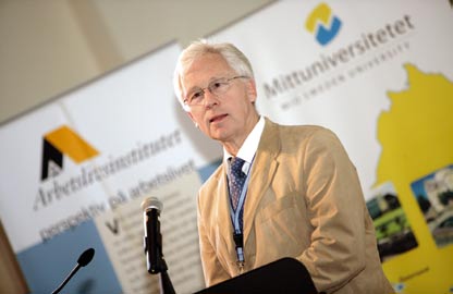 Öppningsanförande Thomas Lindstein, rektor, Mittuniversitetet DET ÄR BÅDE symboliskt och logiskt att hålla en konferens om samverkan mellan högskola och samhälle vid Sveriges och kanske Europas