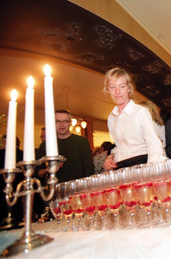 MIDDAG MED NORRLÄNDSK SMAK OCH KULTURPROFIL Cordonieu med frysta lingon fungerade tillsammans med rökt strutsfilé som aptitretare vid torsdagkvällens middag.