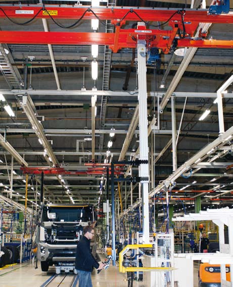 Vi har även levererat ett avancerat styrsystem som garanterar hög precision Kättingtelfer för chassistation. Driven pelarlyft för ergonomisk hantering.
