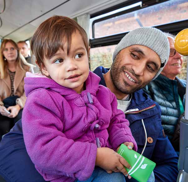 Innehåll Zon- och linjekarta 4 Din resa 6 Biljetter och kort 8 Enkelbiljett 8 Resekortet - reskassa 8 - period 10 - fritid 11 - årskort 12 Nattaxa 12 Köpa biljetter 13 Buss- och tågbiljetter