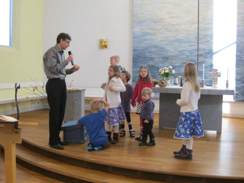 Söndagsskolan i Sävja kyrka Sedan många år tillbaka har vi haft glädjen att kunna ha söndagsskola i samband med söndagens gudstjänster.