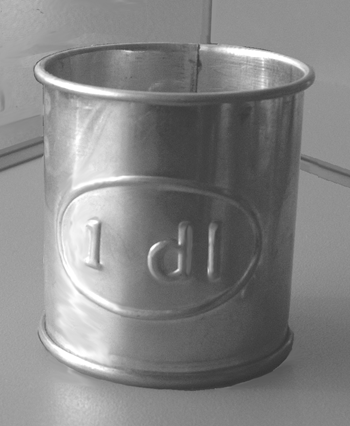 Cylindrar (4/6) Här ser du figuren av en cylinder. Denna cylinder har botten men inget lock. Här ser du en ritning på cylinderns båda delar.