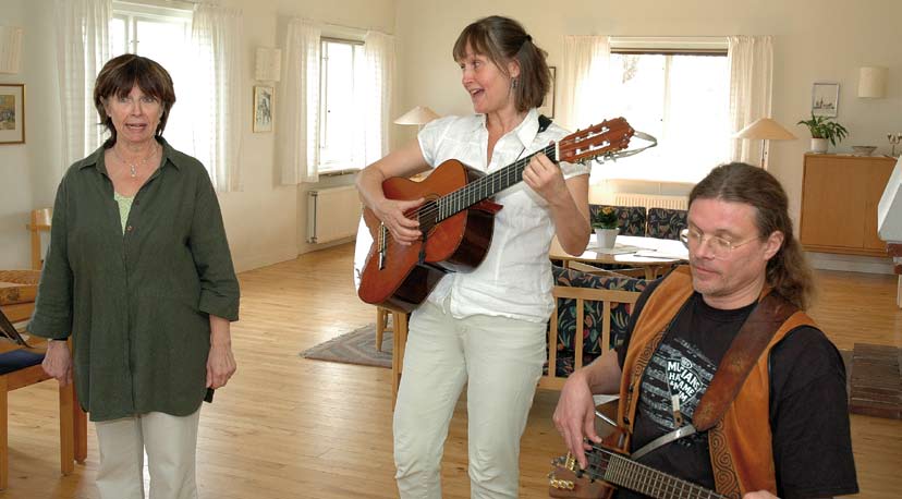 tema: musikens övärld ensemblesång, barnmusik, countryvisa Gocki Sköld Linge, Anne-Lie Holmgren Lomaeus och Göran Floda Lomaeus tillsammans visgruppen Kristall Blanda en bluegrass- och countrybasist,