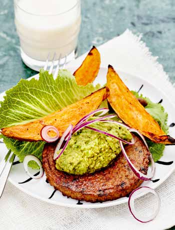 4 portioner Tid: ca 40 min Potatis 900 g sötpotatis 1/2 msk olivolja Guacamole 2 avokado 1 vitlöksklyfta 1 msk olivolja 1 tsk rödvinsvinäger Tillbehör 1/2 rödlök 1/2 cosmopolitansallad Burgare 4