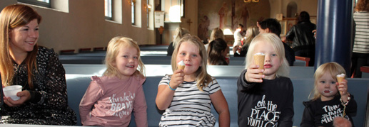 Språkcaféet Tisdagar kl. 18.00-20.00 samlas språkcaféet i Gislaveds församlingshem. En träffpunkt för nya och gamla Gislavedsbor. Vi möts för att lära känna varandra och för att öva språket.