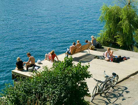 25 2.11 Stockholm samordnar planeringen av stadens vattenrum för att förbättra tillgänglighet och ökad aktivitet i och nära vattnet. 2.12 Stockholm förbättrar kopplingen av promenad och cykelstråk längs kajer och stränder.