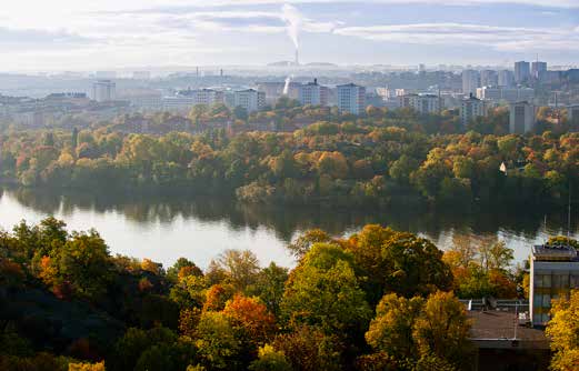 46 4.6 Ny bebyggelse eftersträvar variation och mångfald i identitet och uttryck genom funktionsblandning, strukturell transparens i bottenvåningar, fasad och taklandskap. 4.7 Byggnader och infrastruktur i Stockholm kännetecknas av hållbara energilösningar och smart miljödesign med tydlig anpassning till dagens kunskap om framtida klimatförändringar.