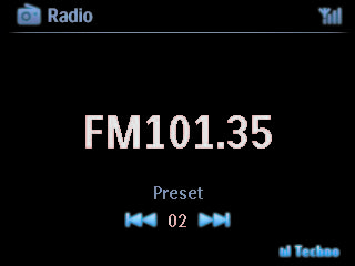 F Lyssna på FM-radio 1 Kontrollera att enheten är påslagen. 2 Tryck på HOME. 3 Tryck FM TUNER på fjärrkontrollen. 4 Tryck på MENU.