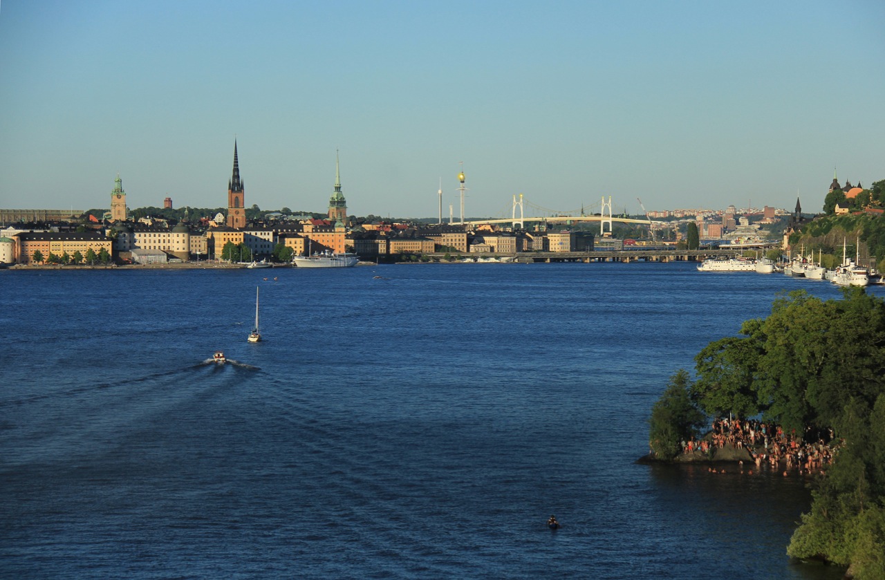 Österbron från Slussen En möjlighet är att upplåta brons östra (bortre) utsiktsdäck åt turistbussar och lokal motortrafik som kan begränsas till 30 km/h.