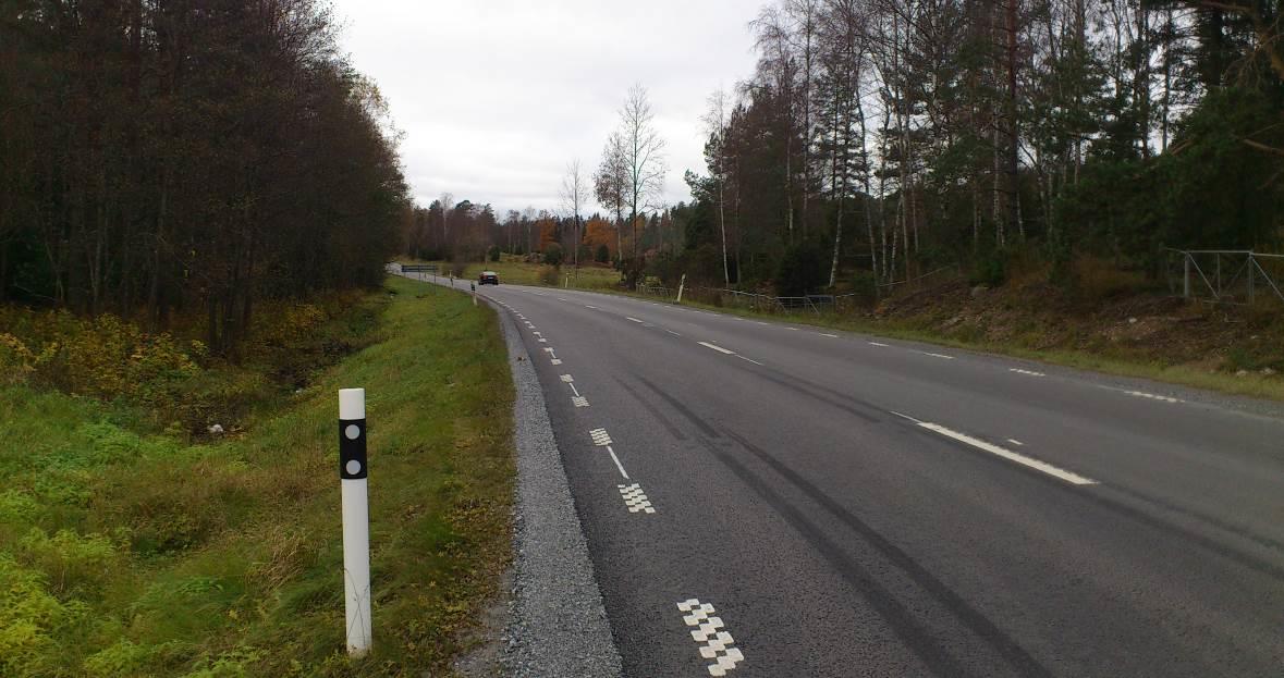 2015-11-13, sid 6(16) Nuvarande trafikanslutning till området ligger i en innerkurva och har därmed sämre siktförhållanden. Korsningen är reglerad med stopplikt med en skyltad hastighet om 70 km/h.