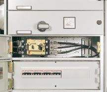 Utdragbar MCCB för 800 A. Storlek 6 moduler. Skärmning IP 20 mellan kabelskåp och apparatgrupper (Form 4). Plugin-monterad MCCB för 125 A. Storlek 3 moduler.