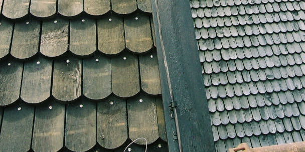 Nytt spån på långhus synlig spikning, äldre spån syns på vapenhusets tak Jlm 05m80_27 Underlagstaket, rotet, var i gott skick och inga brädor behövde bytas mot nya.