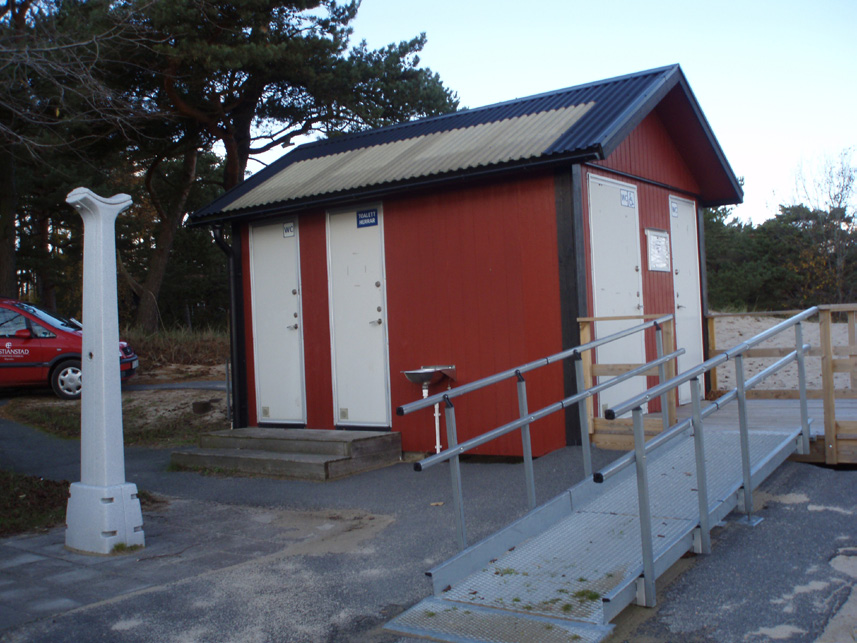 Den första större investeringen som gjordes på försök inför sommaren 2003, var att placera en källsorteringsstation vid parkeringsplatsen till en av de mest besökta badplatserna.