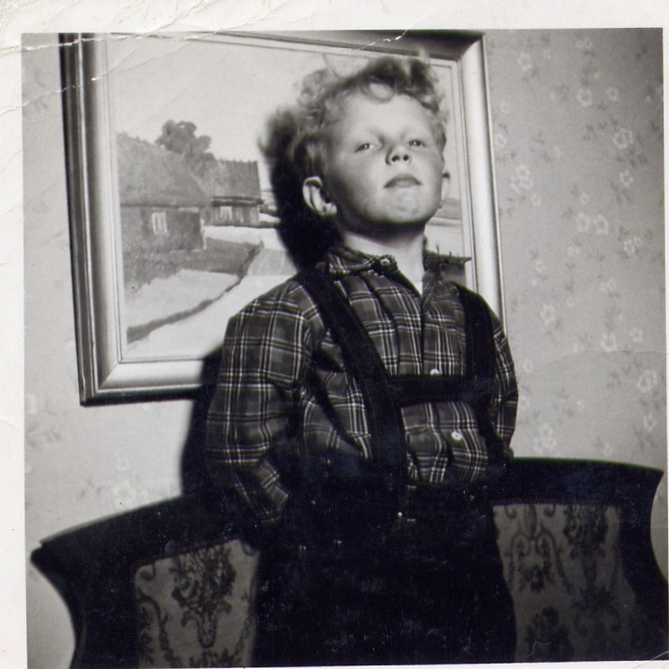 Här är jag uppklädd och färdig att gå till Anny och Johan Camitz för att titta på TV. Fotot är troligen taget 1957 eller 1958.