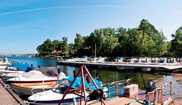 Den består av ett 50-tal öar och lika många holmar. Badvikar med sand finns bl a på Östra Bokö, Bockö och Tärnö. Under sommarmånaderna tar man sig enkelt från centrum till Matvik med badbussen.