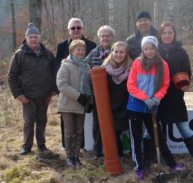 Första spadtaget 18 mars 2015 I strålande solsken tog Kronobergs landshövding Kristina Alsér det första spadtaget till Villa Circuitus inför drygt åttio gäster.